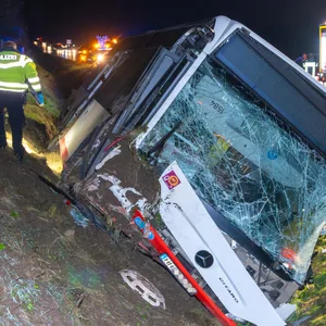 Auf der A1 kam es in der Nacht zu Montag zu einem schweren Unfall mit einem Bus.