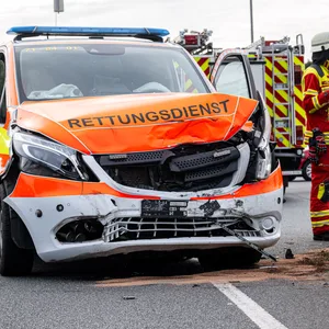 Ein Notarzteinsatzfahrzeug (NEF) wurde bei dem Unfall schwer beschädigt.