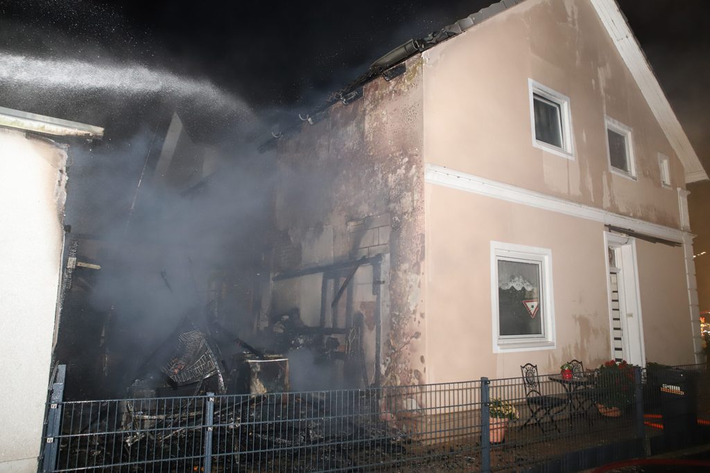 Die Flammen bei dem Brand in Bönningstedt griffen auch auf den Dachstuhl über.