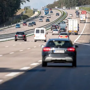Autos fahren auf der A7