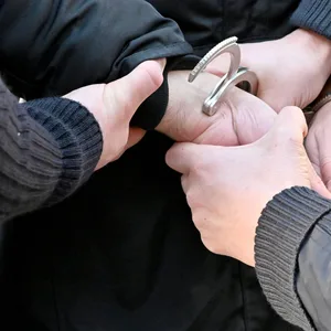 Poliziste verfolgen Dieb mit taxi – Festnahme