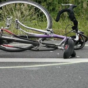 Rennradfahrer bei Unfall im Norden schwer verletzt