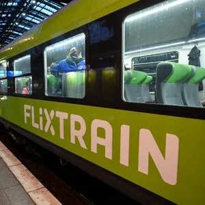 Flixtrain am Bahnhof.