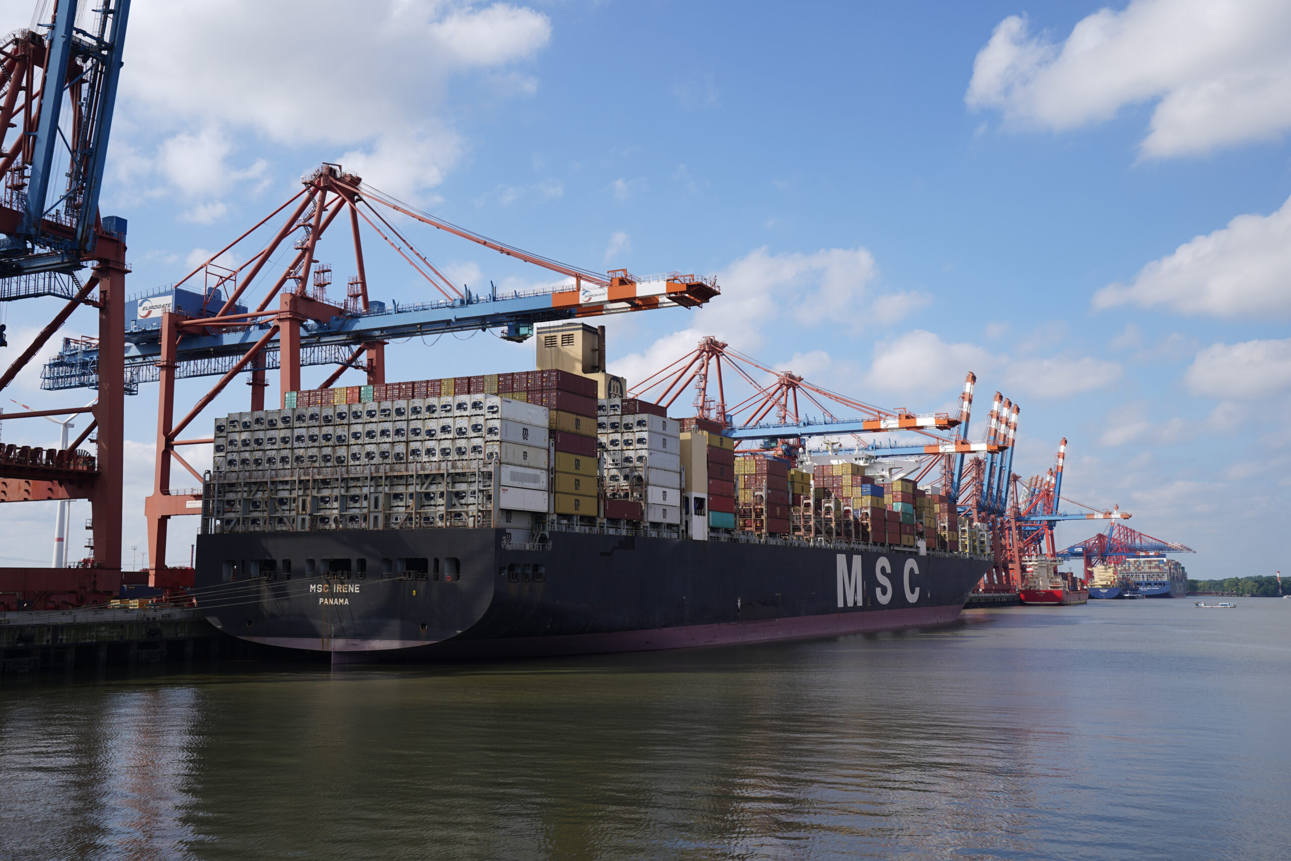 Ein Containerschiff der Reederei MSC liegt im Hamburger Hafen: Das Unternehmen übernimmt fast die Hälfte der Anteile der HHLA.