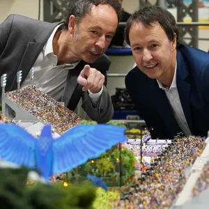Die Brüder Gerrit (l.) und Frederik Braun, Gründer des Miniatur-Wunderlands, freuen sich auf die Kino-Premiere (Archivbild).