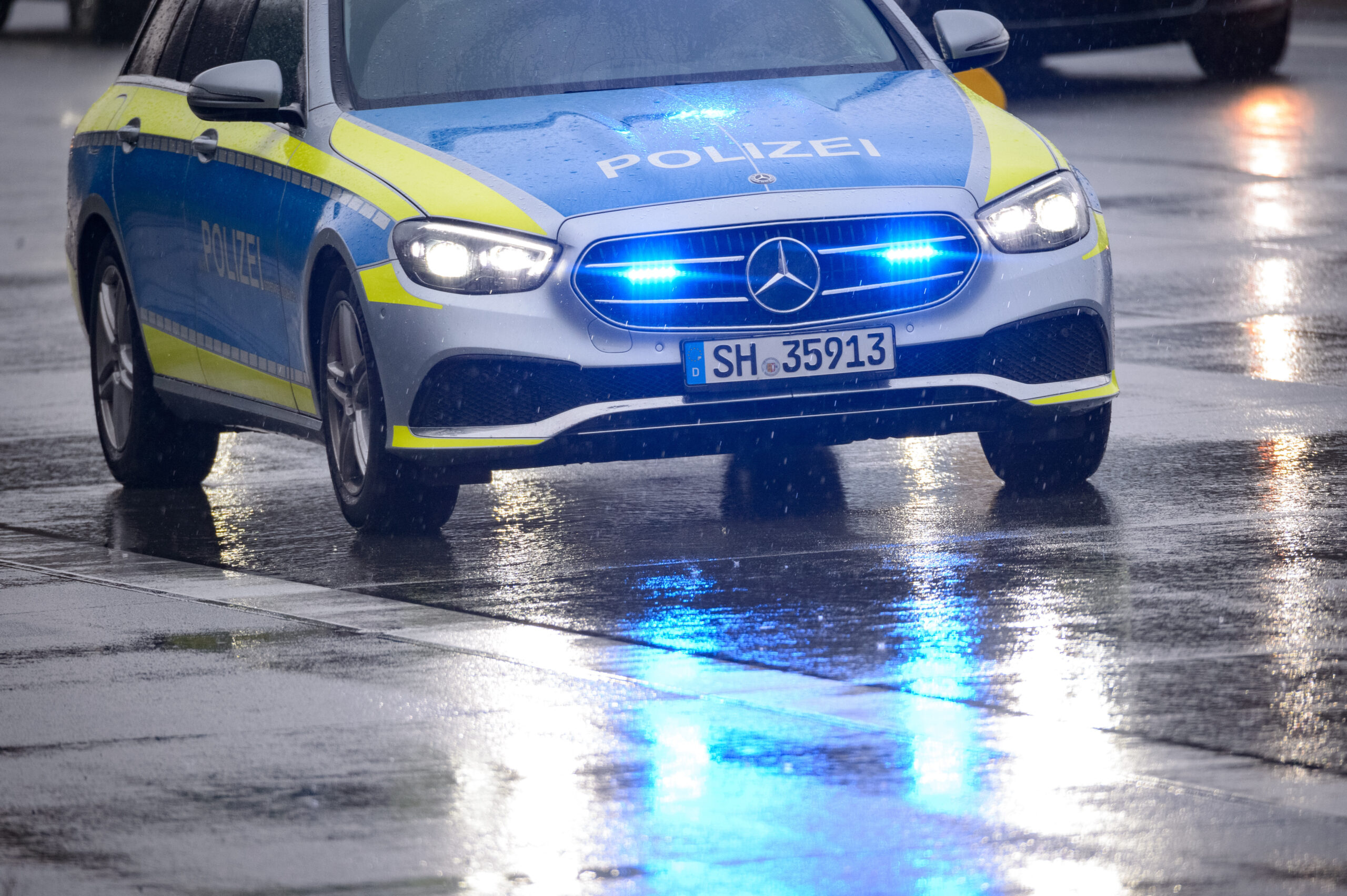 Ein Streifenwagen der Polizei Schleswig-Holstein. (Symbolbild)