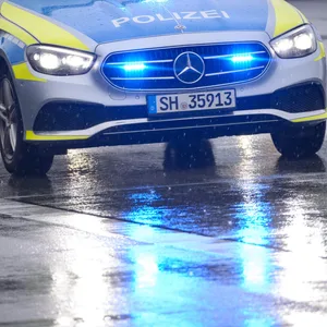Ein Streifenwagen der Polizei Schleswig-Holstein. (Symbolbild)