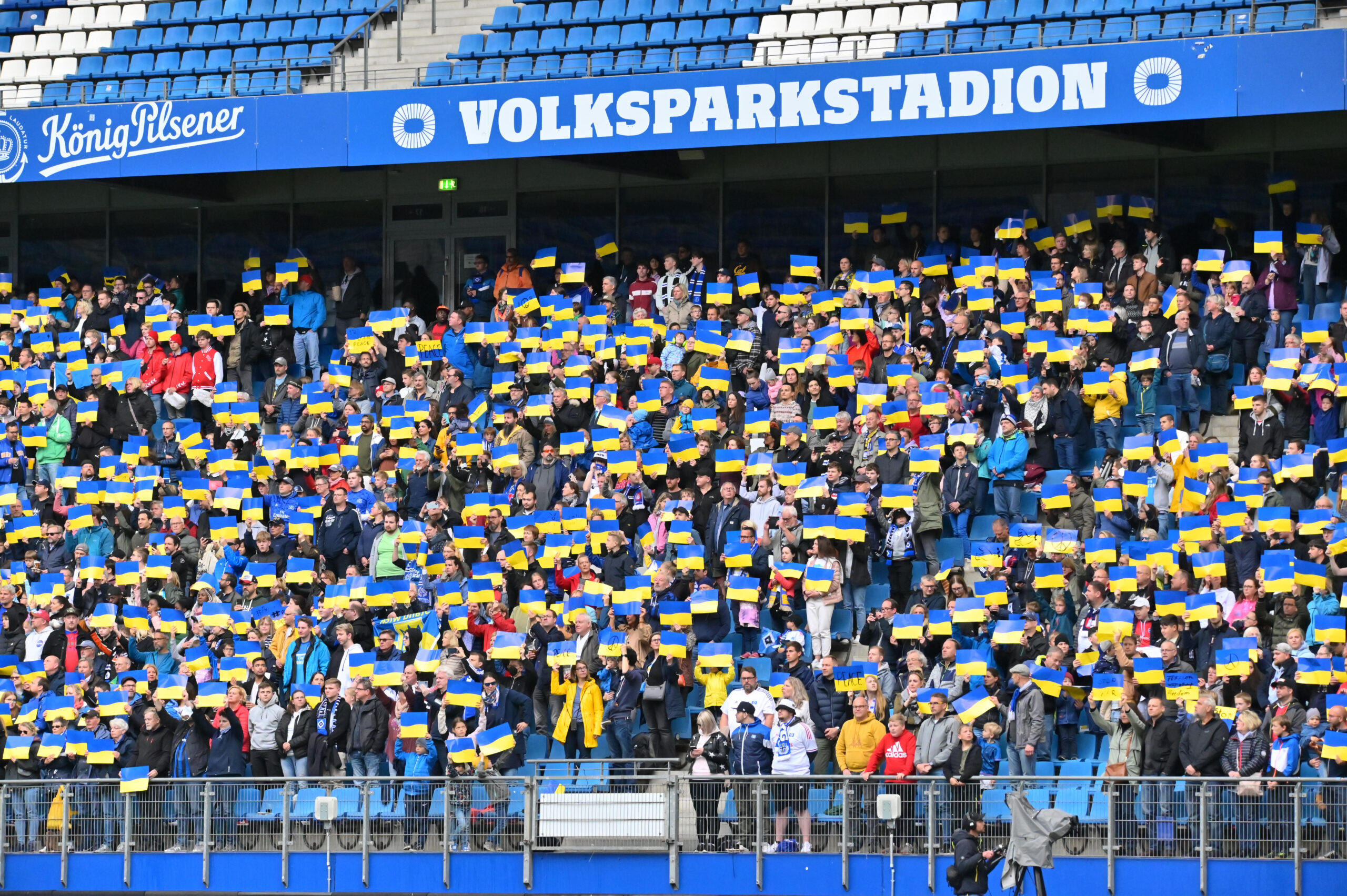 Fans im Volksparkstadion zeigen die Flagge der Ukraine