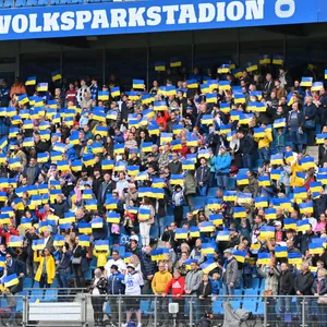 Fans im Volksparkstadion zeigen die Flagge der Ukraine