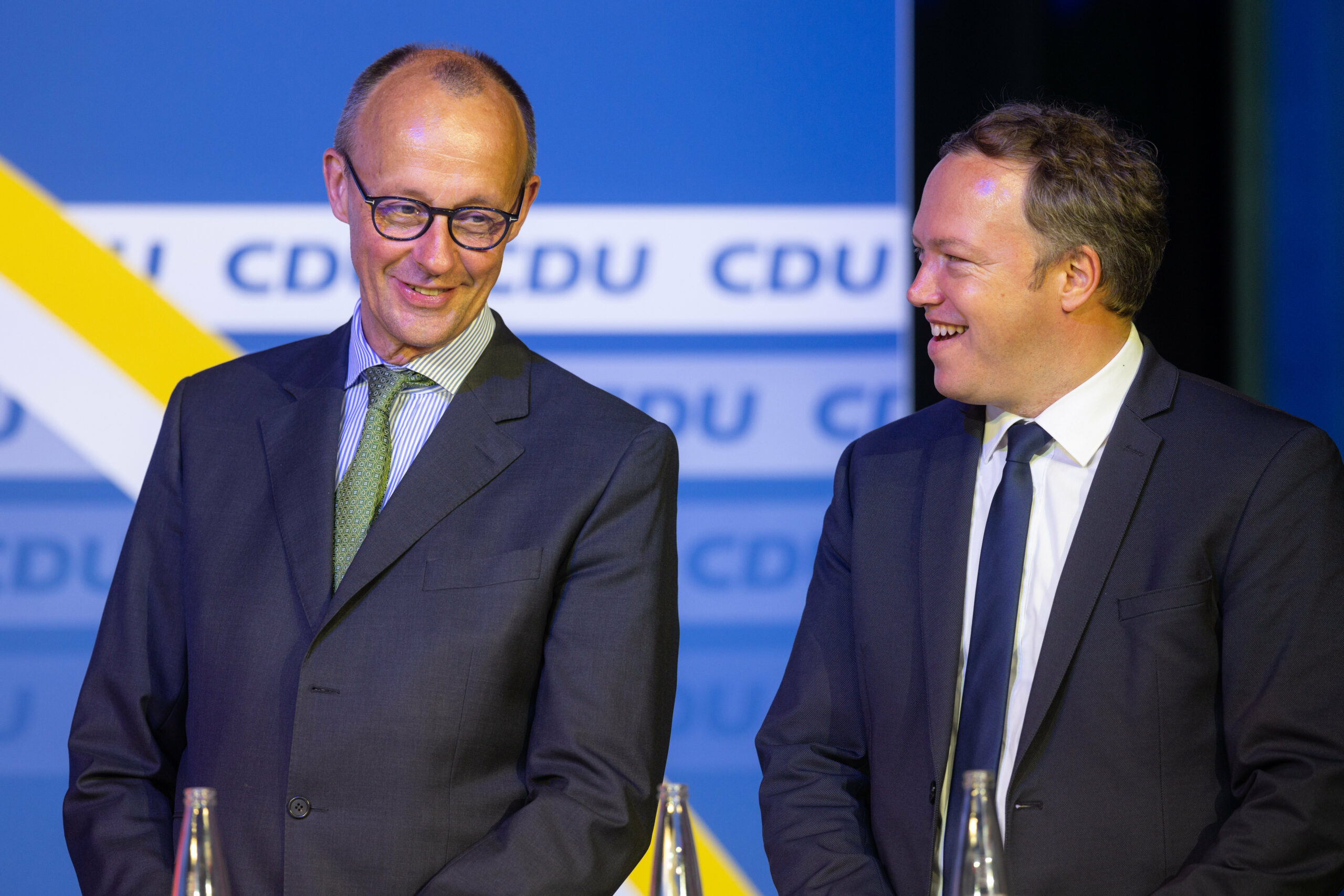 Laut Friedrich Merz (l.) hat Thüringens CDU-Chef Mario Voigt „genau das, was wir miteinander besprochen haben” gemacht – die Steuersenkung mit den Stimmen der AfD sichern.