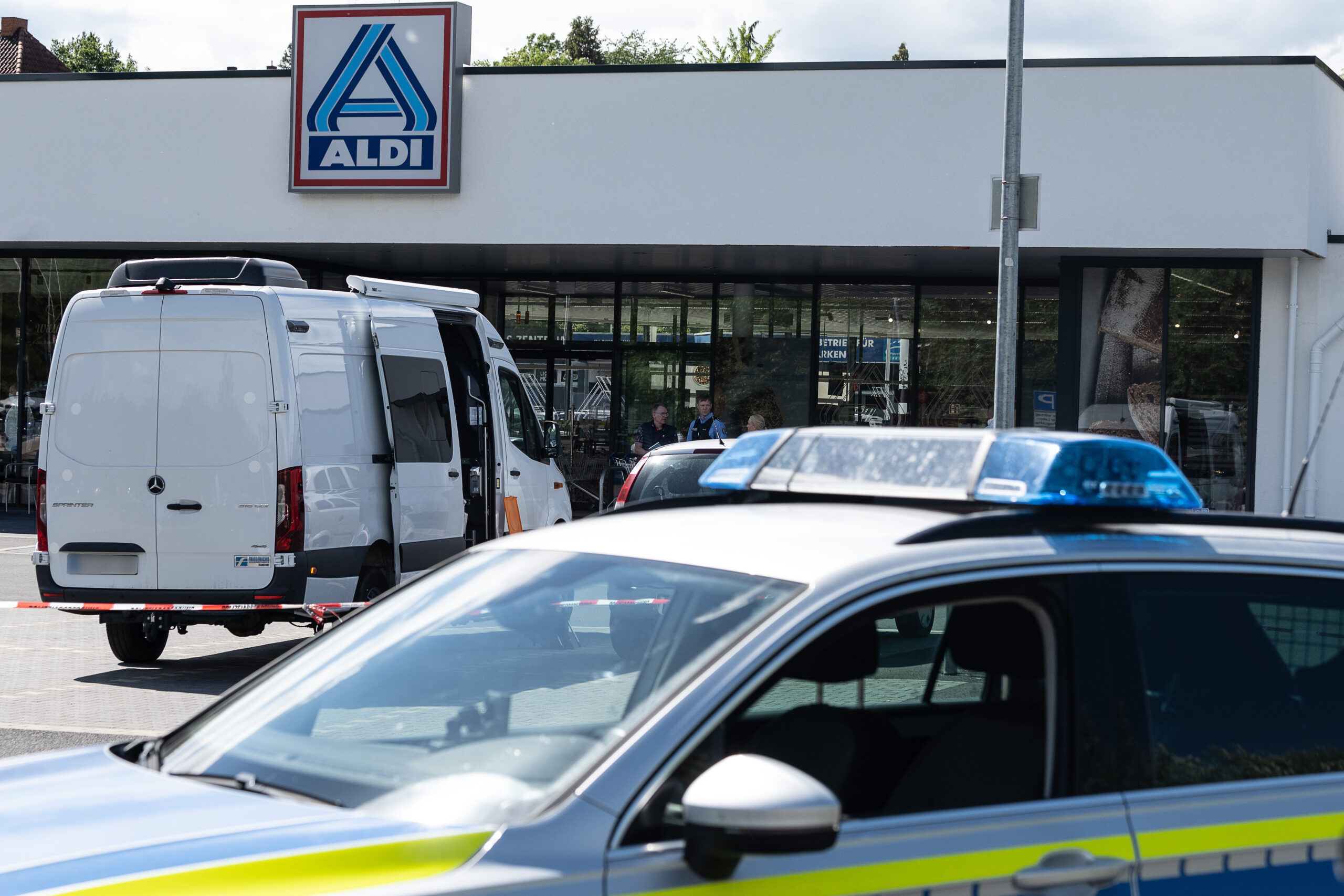 Auf einem Aldi-Parkplatz in Eckernförde wurde ein 17-Jähriger tot aufgefunden. (Symbolbild)
