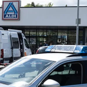 Auf einem Aldi-Parkplatz in Eckernförde wurde ein 17-Jähriger tot aufgefunden. (Symbolbild)