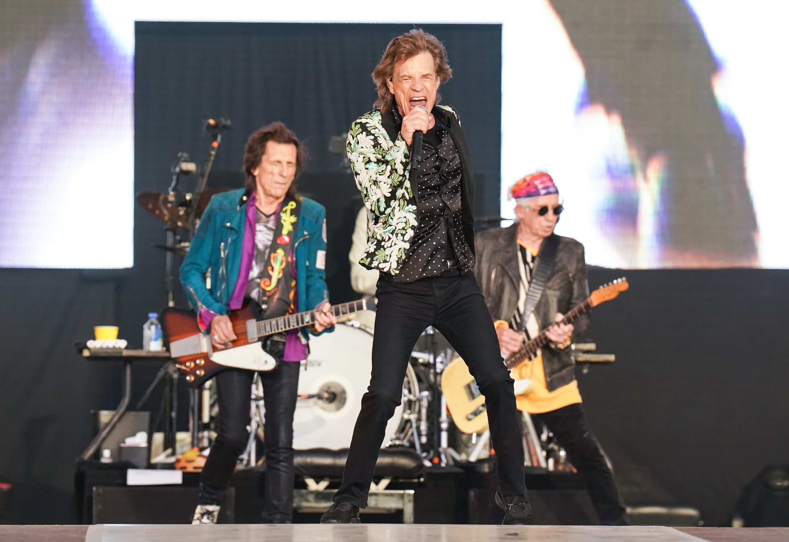 Ronnie Wood (l), Mick Jagger (M) und Keith Richards von den Rolling Stones stehen bei einem Auftritt während des British Summer Time Festivals im Hyde Park in London auf der Bühne.