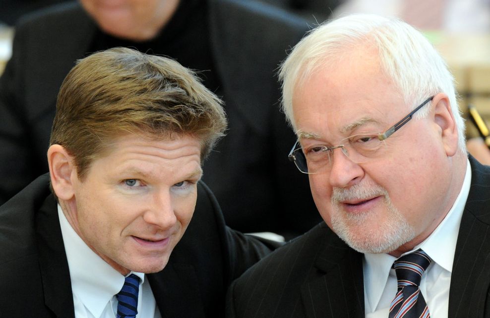 2012 gab es in Schleswig-Holstein noch eine schwarz-gelbe Koalition: Der ehemalige Ministerpräsident Peter Harry Carstensen (CDU, r) und sein Stellvertreter, Ex-Gesundheitsminister Heiner Garg (FDP)