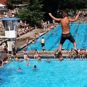 Sommer, Sonne – und dazu ein Joint? In Hamburg sollte man sich beim Kiffen im Freibad besser nicht erwischen lassen ...