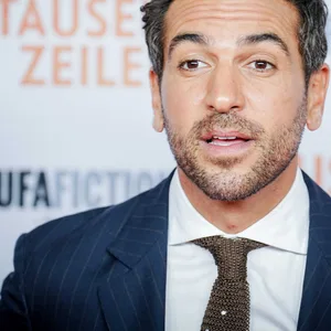 Der Schauspieler Elyas M‘Barek zeigt sich bei der Berlin-Premiere von «Tausend Zeilen» im Zoo-Palast.