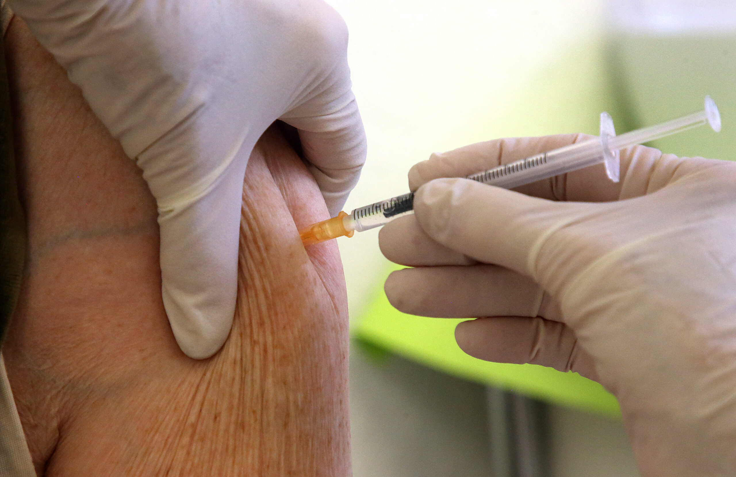 Eine Ärztin impft eine Frau mit einem Corona-Impfstoff. (Symbolbild)