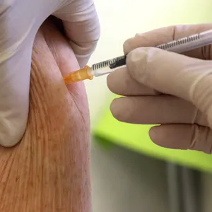Eine Ärztin impft eine Frau mit einem Corona-Impfstoff. (Symbolbild)