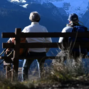 Wanderer genießen die Aussicht auf das Wettersteingebirge