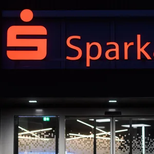 Das Logo der Sparkasse über einer Filiale (Symbolbild).