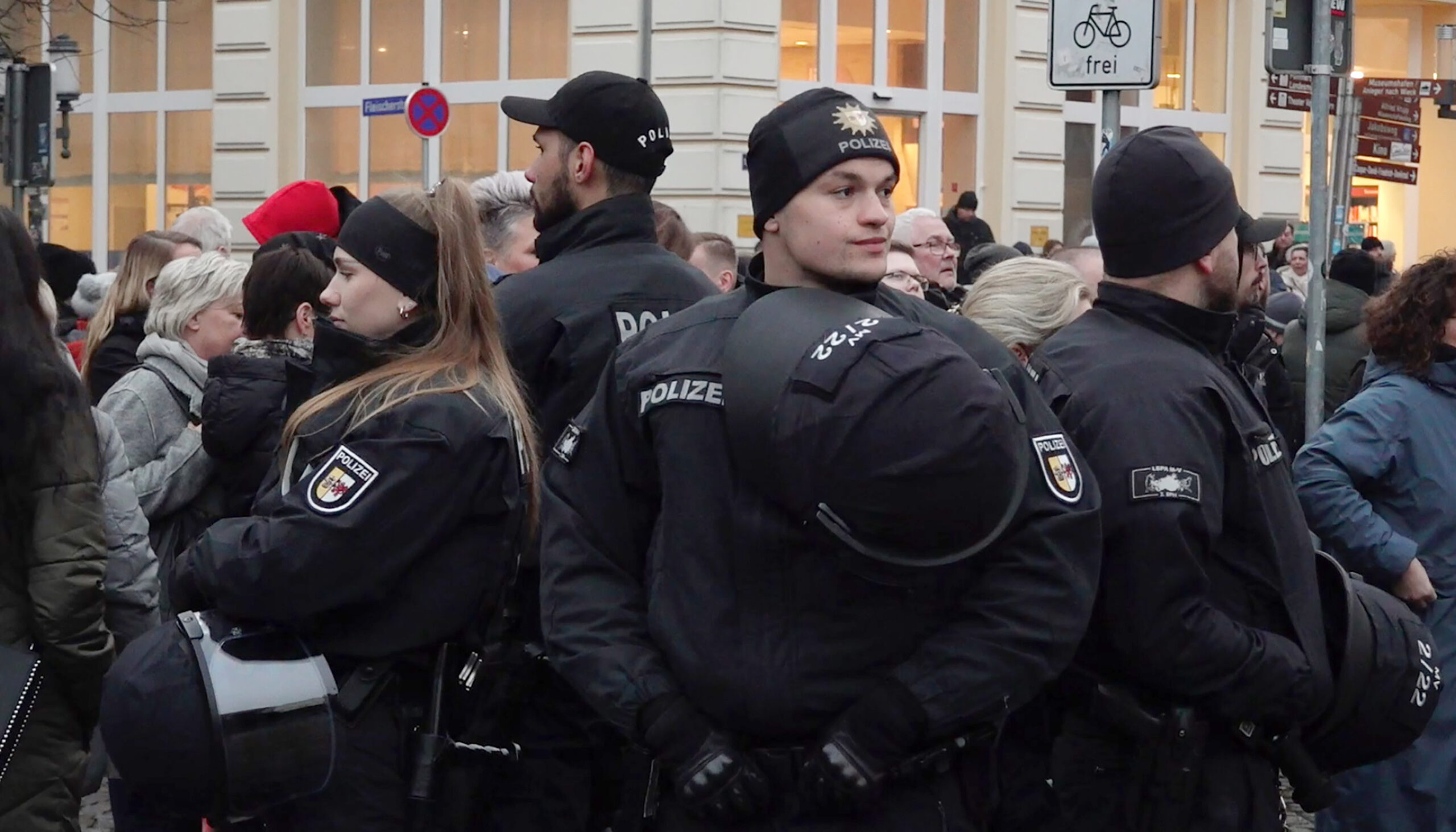 Polizisten bei einer Demo.