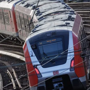 Eine S-Bahn fährt durch Hamburg (Symbolbild).