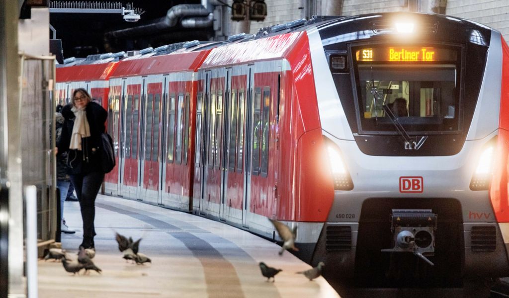 Chaos caused by false smoke alarm on Hamburg S-Bahn lines S1, S3, and S31