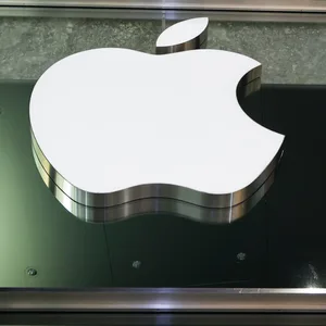 Das Apple-Logo über einem Store des Elektronikkonzerns.