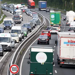 Dichter Verkehr auf einer Autobahn (Symbolbild)