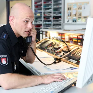 Blick in eine Leitstelle der Polizei Hamburg (Archivbild).