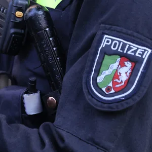 Wegen Rechtsextremismus wird gegen acht Beamte aus NRW ermittelt. (Symbolbild)