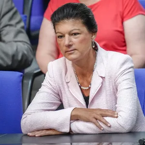 Sahra Wagenknecht (Die Linke), Bundestagsabgeordnete, nimmt an der Sitzung des Bundestags mit der ersten Lesung zur Änderung des Gebäudeenergiegesetzes teil. (Archivbild)