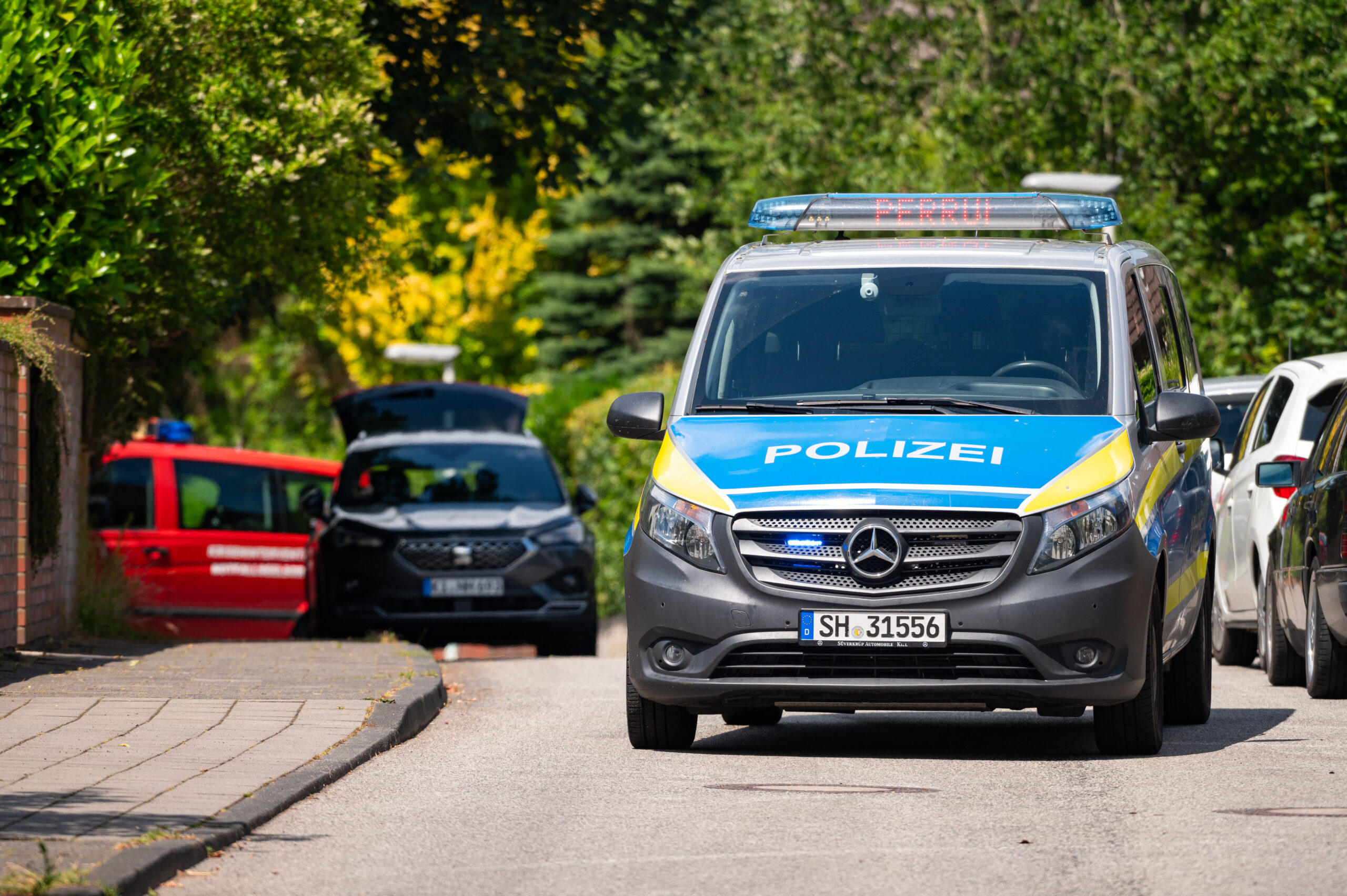 Ein Einsatzfahrzeug der Polizei in Schleswig-Holstein steht auf einer Straße. (Symbolbild)