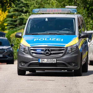 Ein Einsatzfahrzeug der Polizei in Schleswig-Holstein steht auf einer Straße. (Symbolbild)