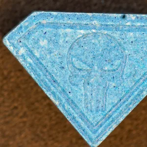 Eine Ecstasy-Tablette „Blue Punisher”: Die gefährliche Droge ist laut Polizei noch im Umlauf.