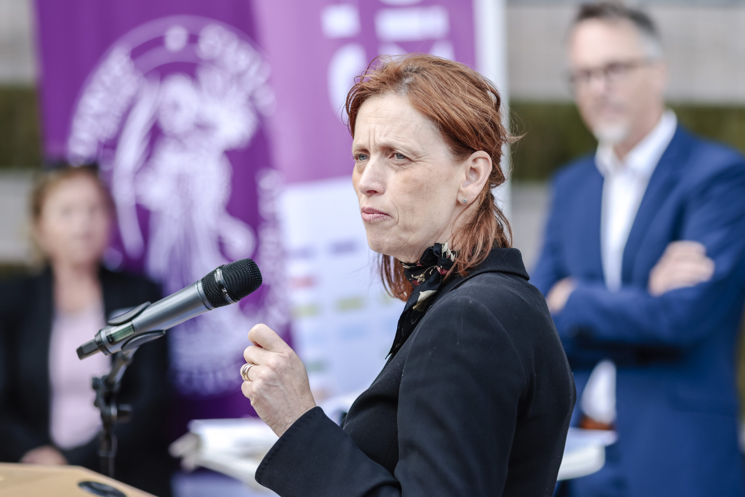 Karin Prien (CDU), Ministerin für Bildung, Wissenschaft und Kultur, spricht während einer Grundsteinlegung auf dem Gelände der Christian-Albrechts-Universität zu Kiel. (Archivbild)