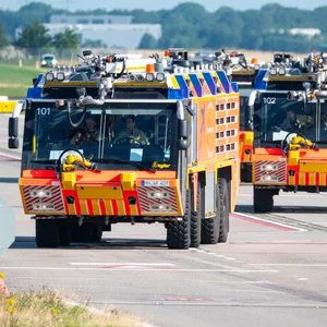 Fahrzeuge der Flughafenfeuerwehr Hamburg im Einsatz (Archivbild). Bei der großen Flugunfallübung am Samstag wird der Ernstfall geprobt.