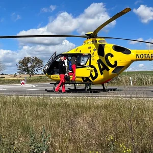 Ein Rettungshubschrauber steht auf einer Straße. (Symbolbild)