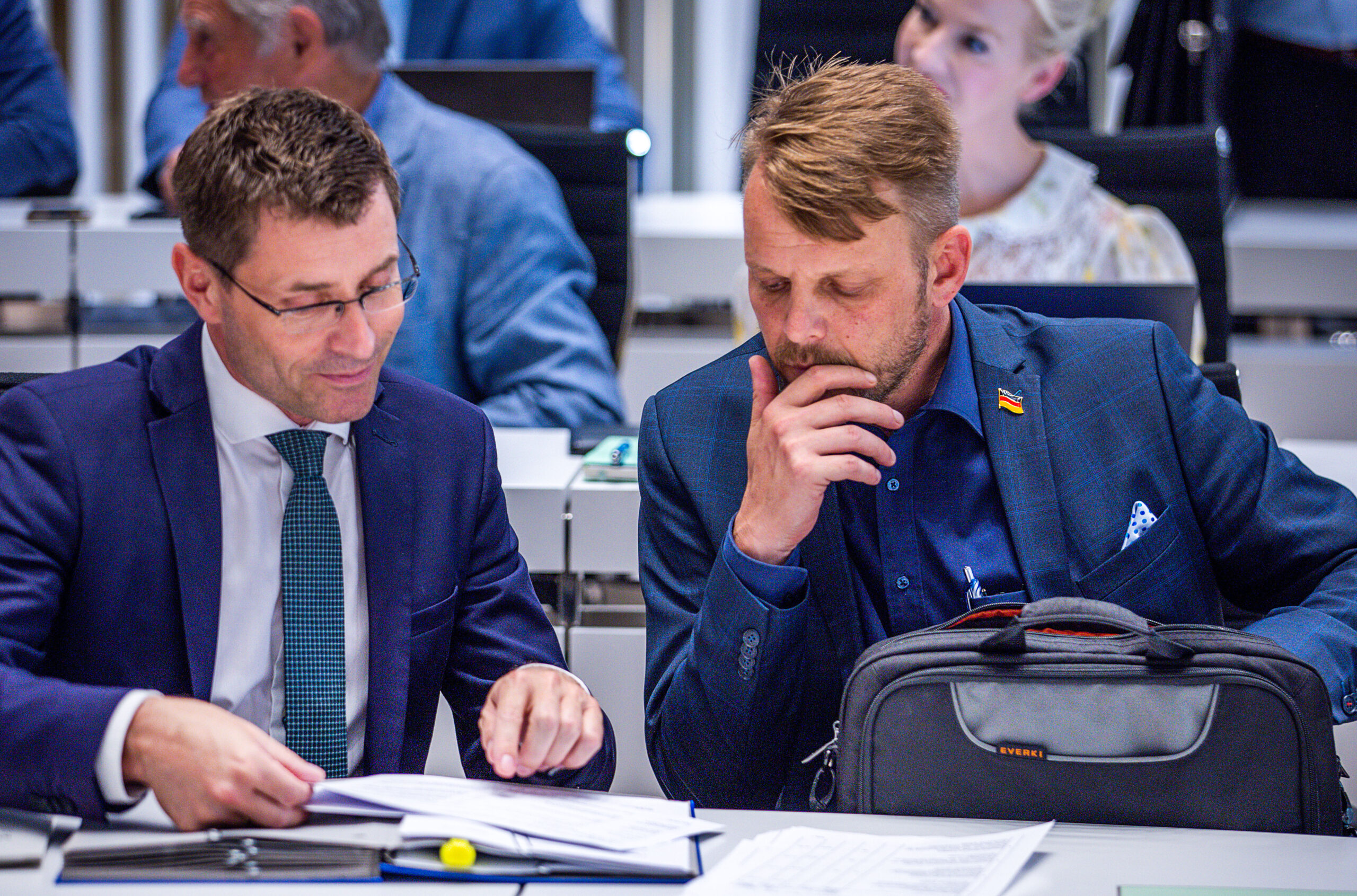 Nikolaus Kramer (r), Fraktionsvorsitzender und Jesus Fernandes (l), stellvertretender Fraktionsvorsitzender der AfD, sind zufrieden mit den Umfrageergebnissen.