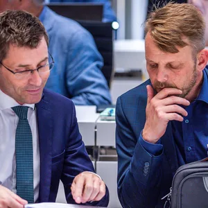 Nikolaus Kramer (r), Fraktionsvorsitzender und Jesus Fernandes (l), stellvertretender Fraktionsvorsitzender der AfD, sind zufrieden mit den Umfrageergebnissen.