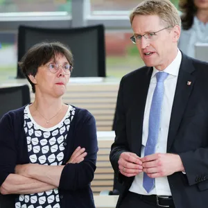 Daniel Günther (CDU, r.), Ministerpräsident von Schleswig-Holstein, und seine Stellvertreterin Monika Heinold (Bündnis 90/Die Grünen)