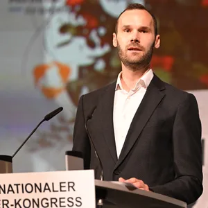 Tobias Haupt steht an einem Podium