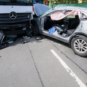 Die Beifahrerin des LKWs wurde leicht verletzt. (Symbolbild)
