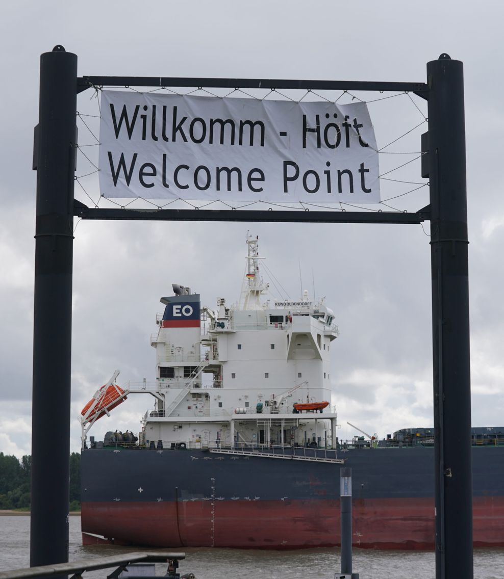 Ein Tanker fährt nach dem Verlassen des Hamburger Hafens auf der Elbe an der Schiffsbegrüßungsanlage „Willkomm Höft“ im Schulauer Fährhaus vorbei.