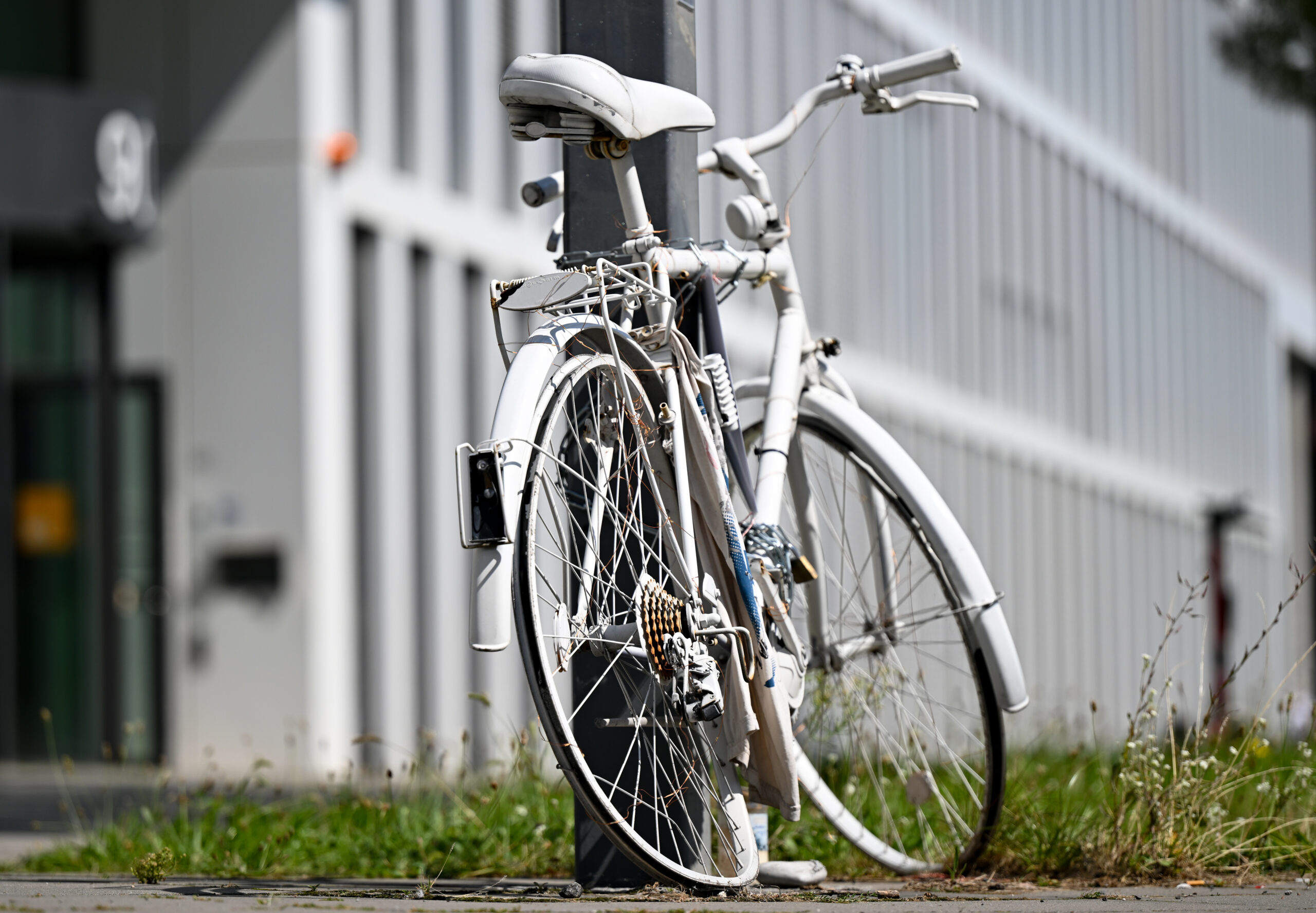 Ein Ghost-Bike erinnert an einen getöteten Fahrradfahrer. „Critical Mass Hamburg“ plant eine Mahnwache, um des überfahrenen 83-Jährigen zu gedenken.