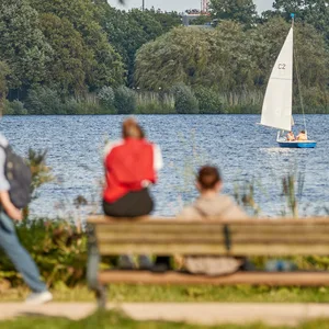 Menschen an der Alster