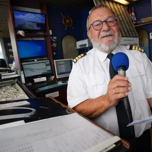 Uwe Mohr ist einer von sechs Kapitänen in der Schiffsbegrüßungsanlage „Willkomm Höft“ – und selbst nie zur See gefahren.