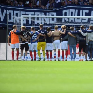 Spieler und Fans feiern den Kieler Sieg gegen Paderborn