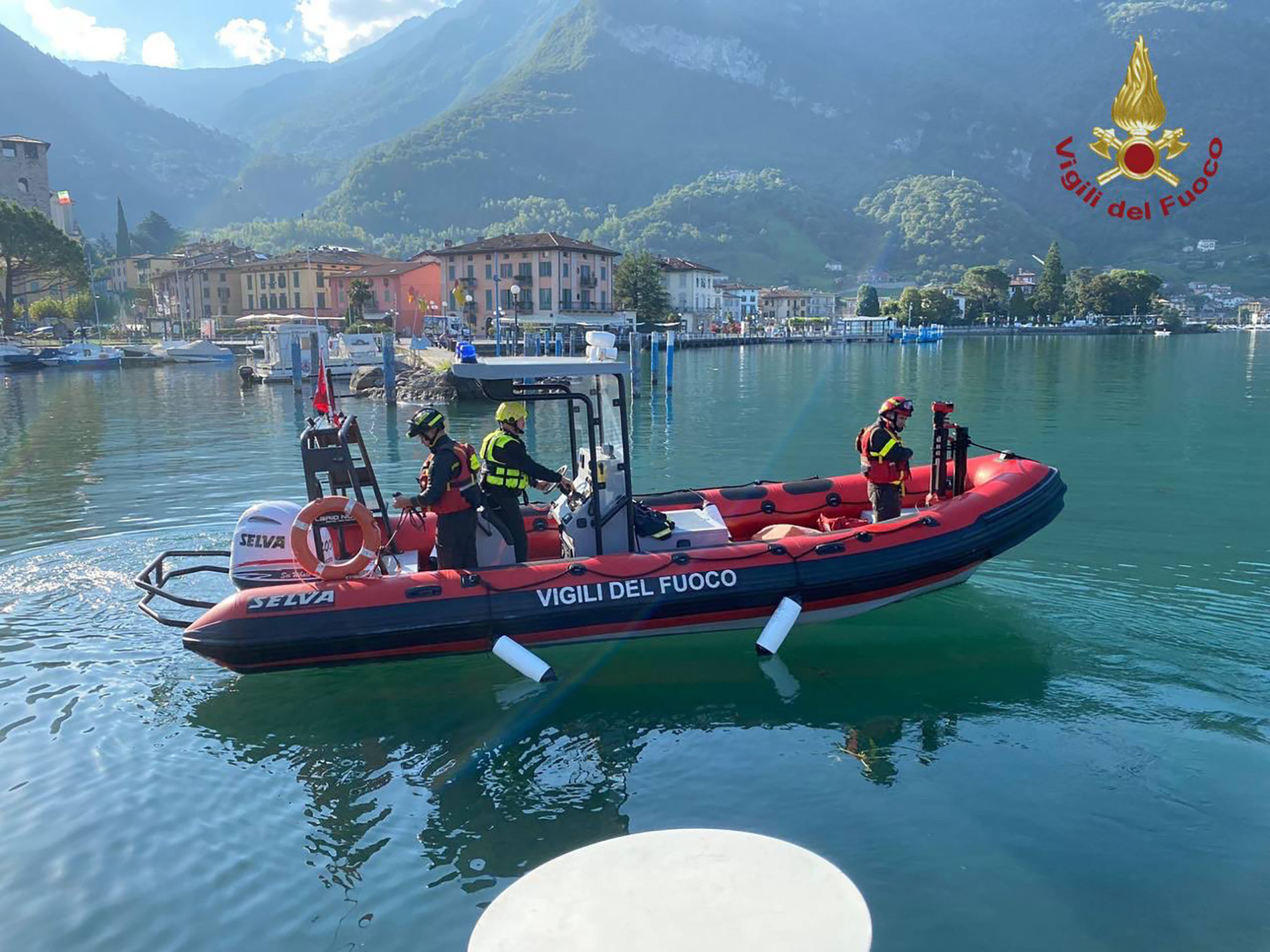 Feuerwehrleute fahren auf der Suche nach der 20-Jährigen über den Iseo-See.