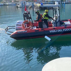 Feuerwehrleute fahren auf der Suche nach der 20-Jährigen über den Iseo-See.